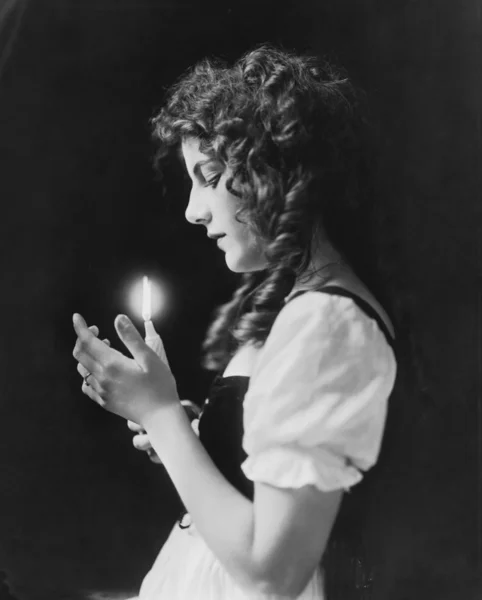 持有的女人肖像点燃蜡烛 — 图库照片