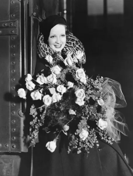 Portrait of woman with huge bouquet — Stockfoto