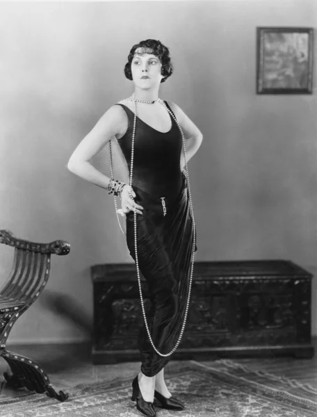 Πορτρέτο του γυναίκα, φορώντας πολύ μακρύ κολιέ — Φωτογραφία Αρχείου