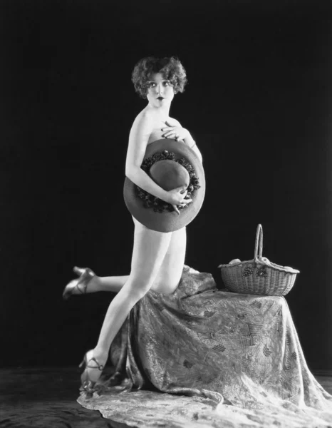 Retrato de mujer desnuda cubriendo con sombrero — Foto de Stock