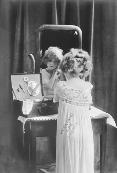 Κορίτσι ντύνοντας μπροστά από τον καθρέφτη — Φωτογραφία Αρχείου