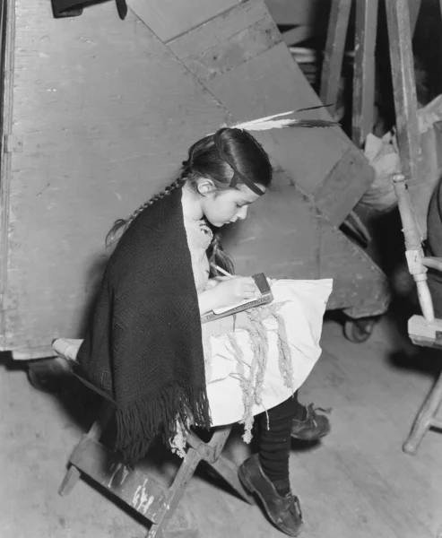 Σοβαρή κοπέλα που κάθεται και γράφει — Φωτογραφία Αρχείου