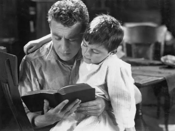 Retrato de pai lendo história para filho — Fotografia de Stock