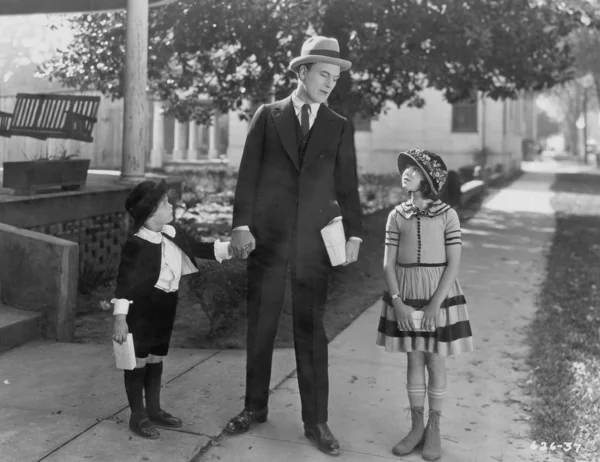 Vader praten met twee kinderen buiten — Stockfoto