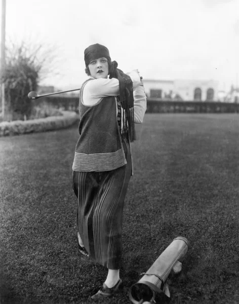 Femme jouant au golf — Photo