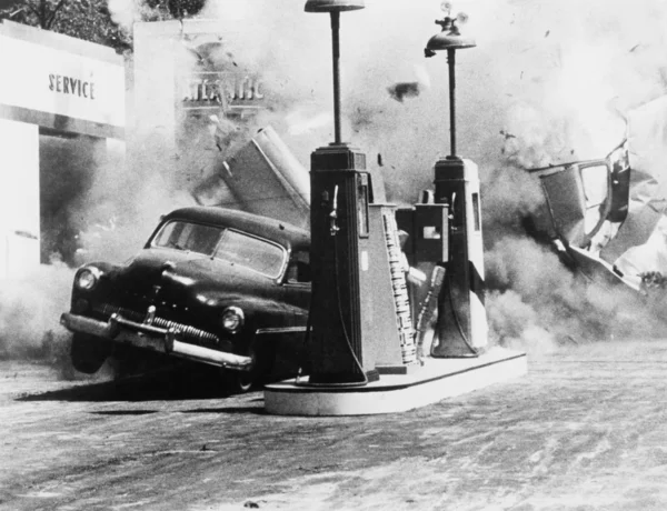 Vehículo explotando en gasolinera — Foto de Stock