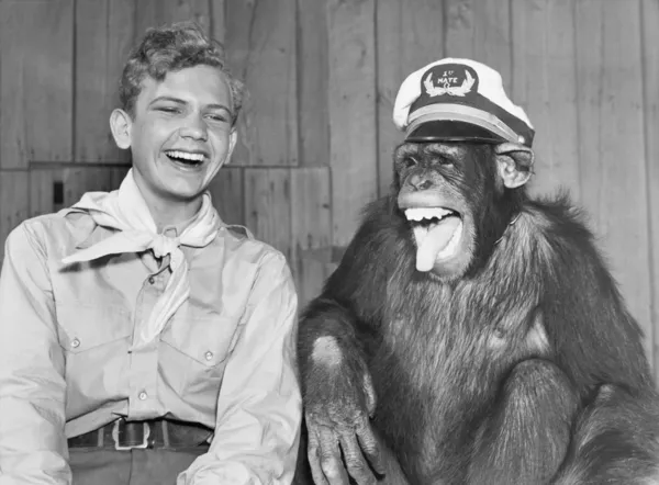 Niño explorador sonriente y mono con sombrero — Foto de Stock