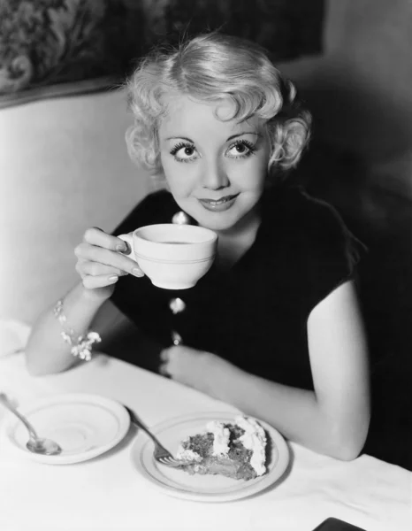 Retrato de la mujer tomando pastel y café — Foto de Stock