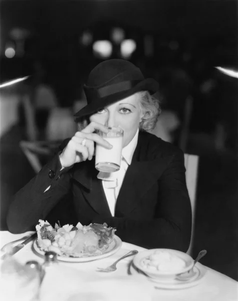 Retrato de la mujer bebiendo y comiendo en el restaurante —  Fotos de Stock