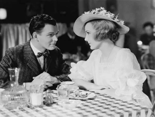 Νεαρό ζευγάρι που δειπνεί στο εστιατόριο — Φωτογραφία Αρχείου