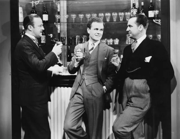 Geschäftsleute trinken gemeinsam an Bar — Stockfoto