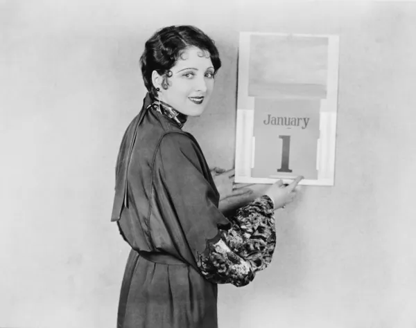 Mulher com calendário no Dia de Ano Novo — Fotografia de Stock