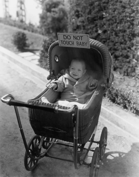Baby mit Schild "Baby nicht anfassen" — Stockfoto