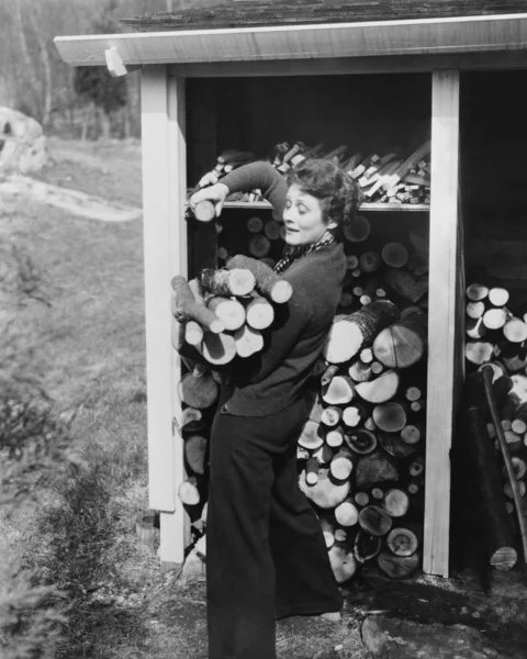 Mulher transportando lenha — Fotografia de Stock