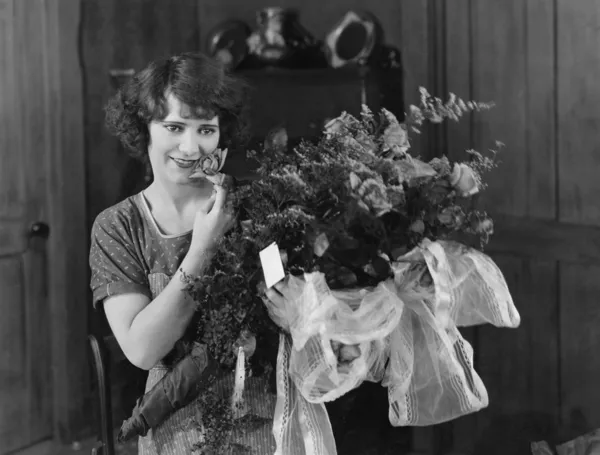Donna con mazzo di fiori — Foto Stock