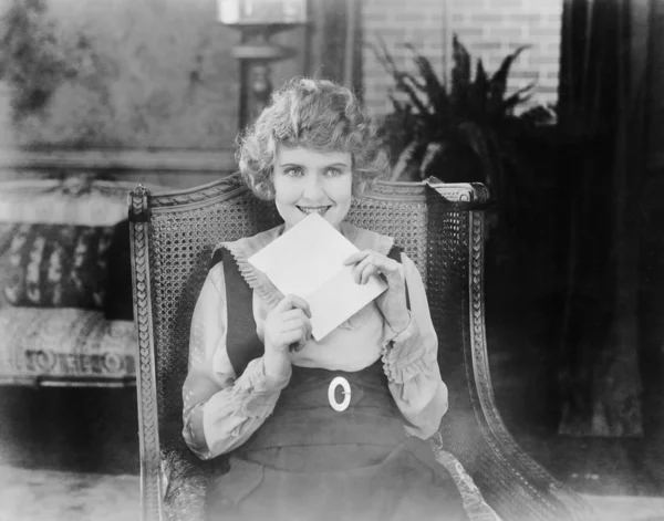Mektup ile heyecanlı kadın — Stok fotoğraf