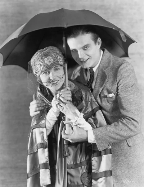 Porträt eines Paares unter Regenschirm — Stockfoto