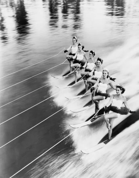 Rij van vrouwen waterskiën — Stockfoto
