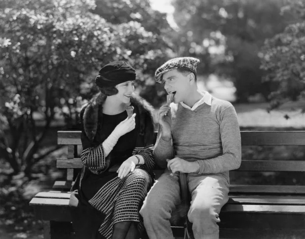 公園でアイス クリーム コーンを食べるカップル — ストック写真