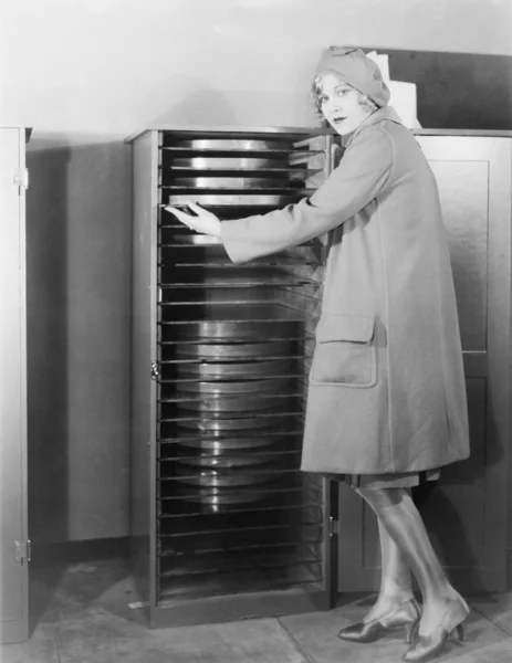 Kvinna med kabinett av utrustning för produktion av film — Stockfoto