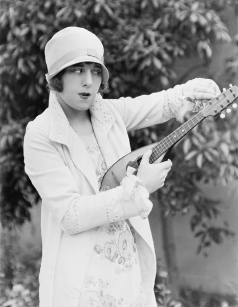 Vrouw tuning mandoline buiten — Stockfoto