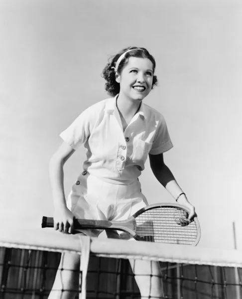 Retrato de tenista feminina na rede — Fotografia de Stock