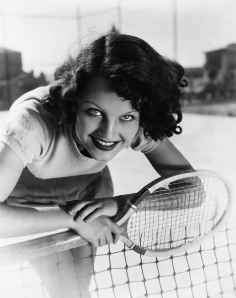 Πορτρέτο του γυναικείου τένις παίκτης στο φιλέ — Φωτογραφία Αρχείου