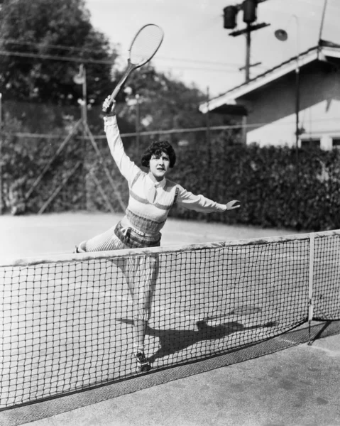 ショットのために達する女性のテニス選手 — ストック写真