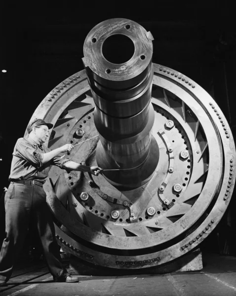 Trabalhador masculino com maquinaria maciça — Fotografia de Stock