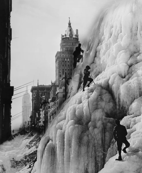 Dağcılar gökdelenler içinde geçmiş olan buzul üzerinde — Stok fotoğraf