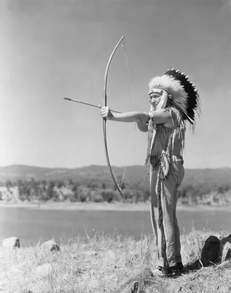 Man shooting with bow and arrow — Stock Photo, Image