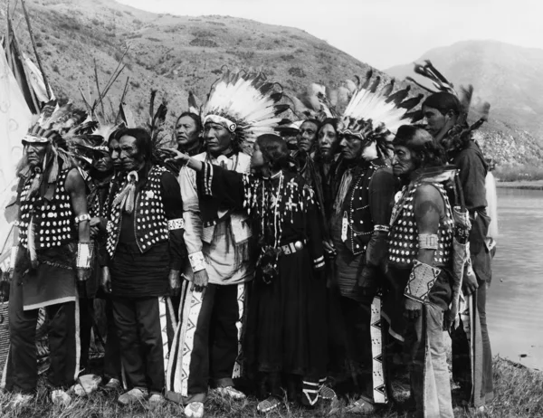 Groep van inheemse Amerikanen in traditioneel gewaad — Stockfoto