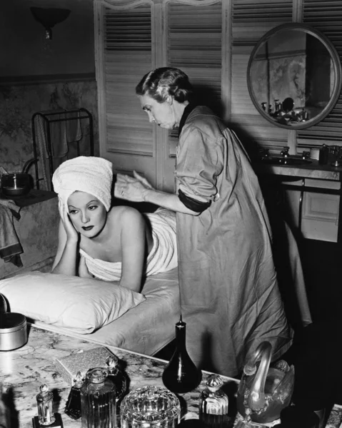 Znudzona młoda kobieta zaczyna masaż — Zdjęcie stockowe