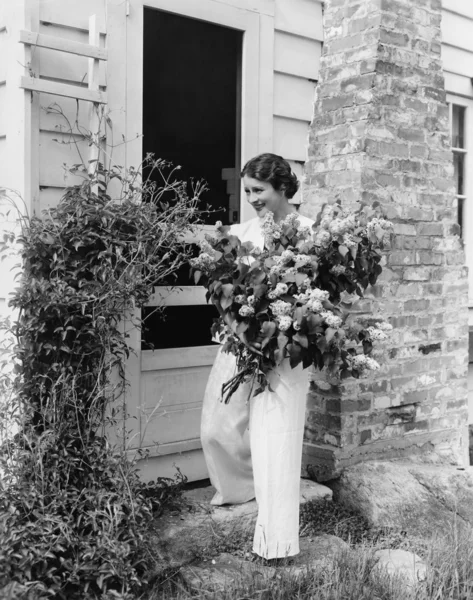 Femme avec un énorme bouquet de fleurs — Photo