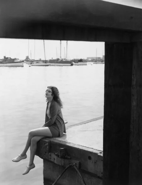 Portrait de femme assise sur le quai — Photo