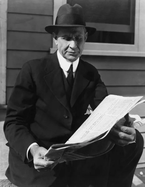 Retrato de homem lendo jornal — Fotografia de Stock