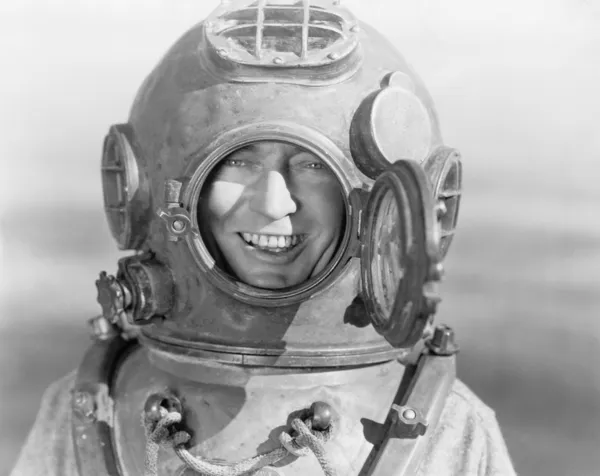 Portrét člověka v potápěčská helma — Stock fotografie