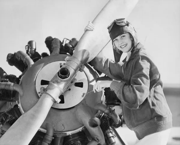 Porträt einer Frau mit Flugzeugpropeller — Stockfoto