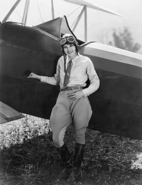 Retrato de aviador fêmea com avião — Fotografia de Stock