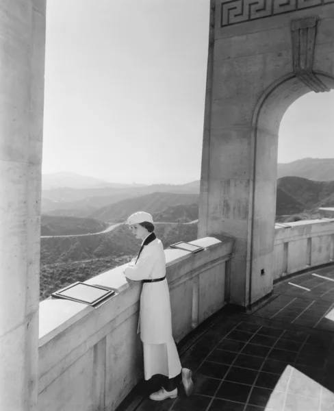 Kvinna som du beundrar utsikten från observatoriet hollywood Kalifornien usa — Stockfoto