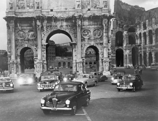 Autos und antike Denkmäler in Italien — Stockfoto