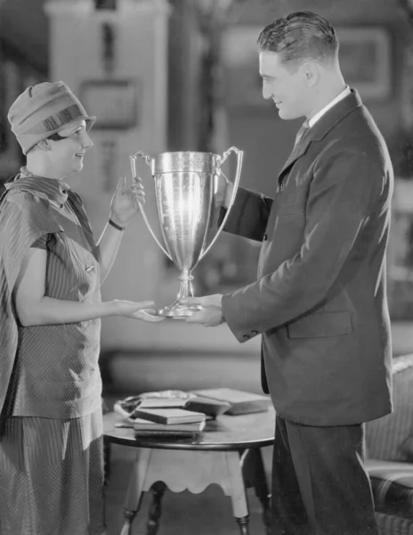 Мужчина и девочка-подросток с трофеем — стоковое фото