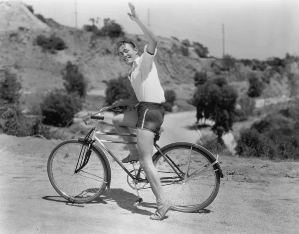 Manlig cyklist vinka — Stockfoto