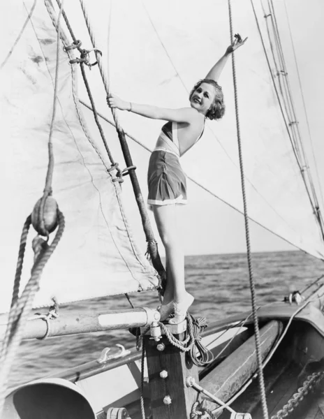 Portret van vrouw op zeilboot — Stockfoto