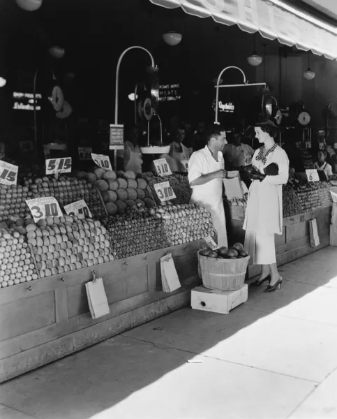 Frau und Verkäuferin auf Freiluftmarkt — Stockfoto