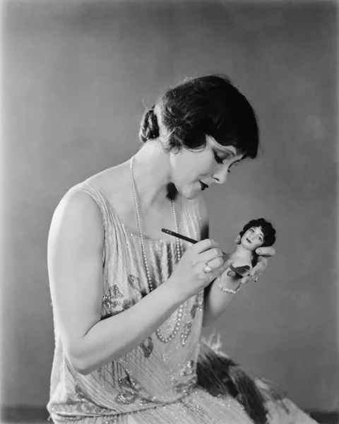 Πορτραίτο γυναίκας με κούκλα — Φωτογραφία Αρχείου