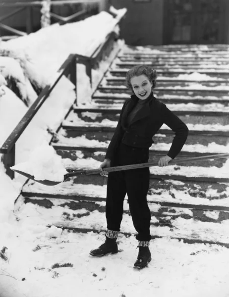 Portret kobiety shoveling śniegu — Zdjęcie stockowe