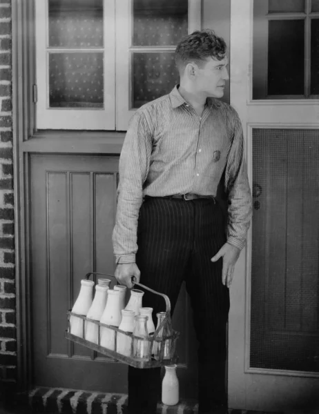 Man levererar mjölk — Stockfoto