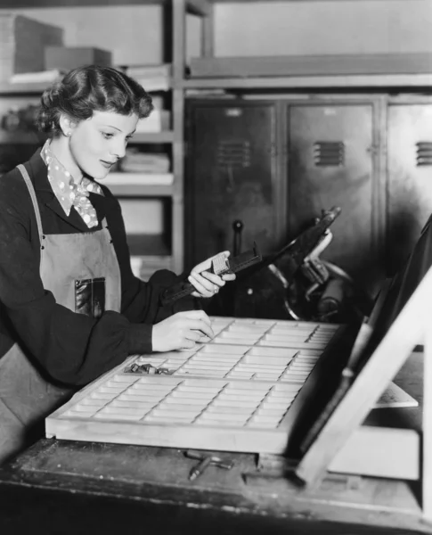 Жінка працює в поліграфічному магазині — стокове фото