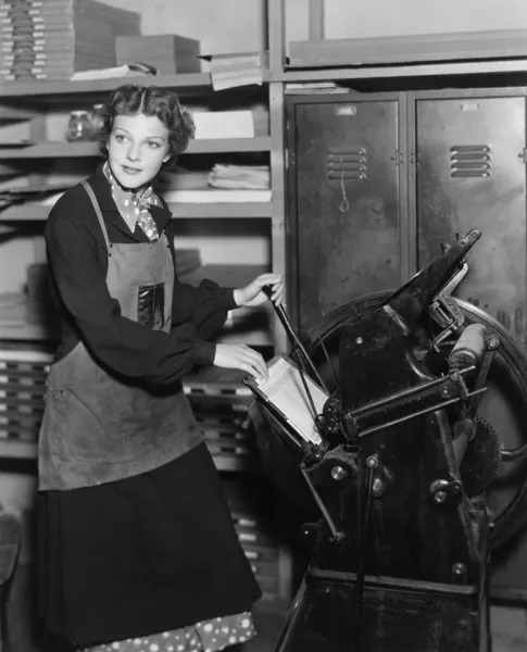 Mulher trabalhando na loja de impressão — Fotografia de Stock